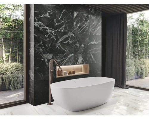 Kúpeľňa s vaňou, čiernou mramorovou stenou a veľkým oknom