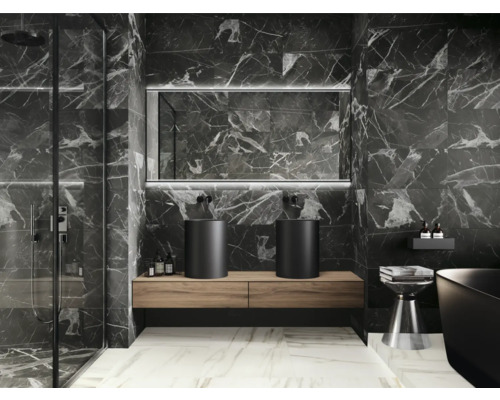 Moderná kúpeľňa s tmavými mramorovými stenami, dvomi umývadlami na dosku a sprchovacím kútom