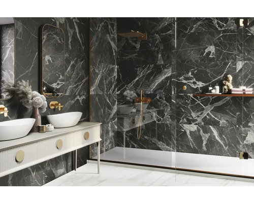 Moderná kúpeľňa s mramorovými obkladmi, umývadlová skrinka s dvoma umývadlami a sprchovacím kútom.