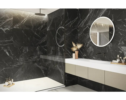 Moderná kúpeľňa so sprchou, skrinkou pod umývadlo a zrkadlom