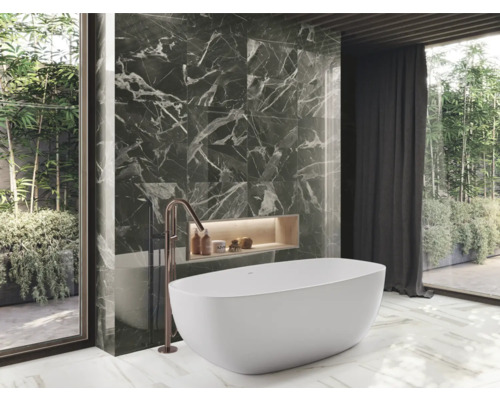 Kúpeľňa s vaňou, batériou a obkladom stien s mramorovým vzhľadom pre modernú atmosféru