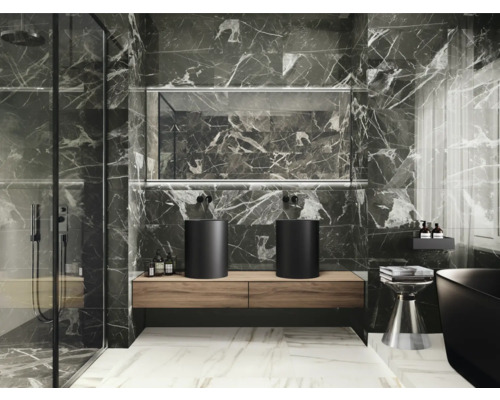 Moderná kúpeľňa s tmavými mramorovými obkladmi, skrinkou pod umývadlo a okrúhlymi umývadlami na dosku