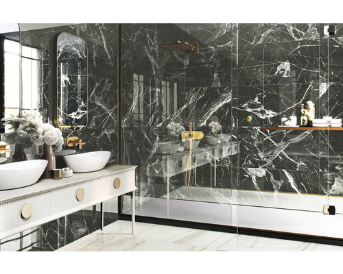 Moderná kúpeľňa s mramorovými obkladmi, dvojitým umývadlom a skleneným sprchovacím kútom