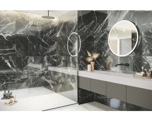 Moderná kúpeľňa s mramorovými obkladmi, umývadlom a okrúhlymi zrkadlami s osvetlením