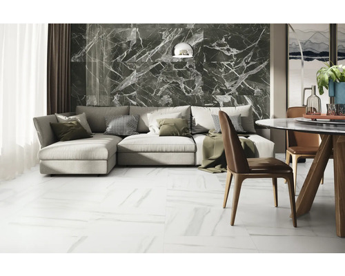 Svetlá obývacia izba so sivou mramorovou stenou, rohovou pohovkou a jedálenským kútom