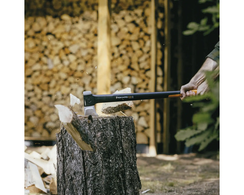 Štiepacia sekera Fiskars štiepe drevo na kláte