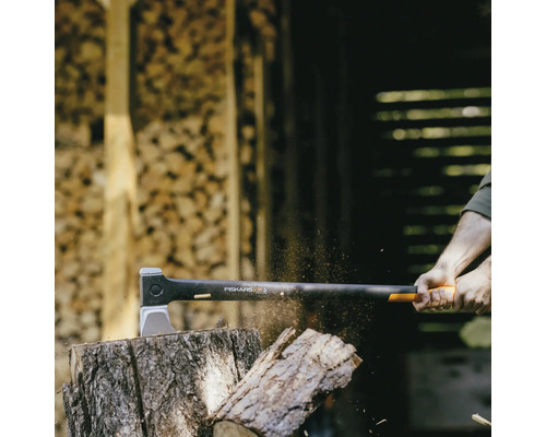 Sekera sekajúca drevo na kláte