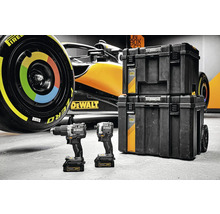 Dielňa s náradím DeWalt, kufríky na náradie a pretekárske auto