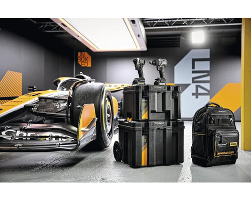 Scéna s vozidlom Formuly 1, kufre na náradie DeWalt, akumulátorové vŕtačky a batoh