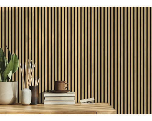 Dekoratívna doska s drevenými prúžkami pre interiéry na stole s dekoráciou