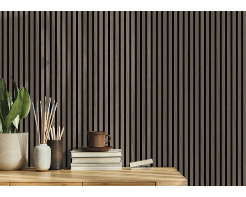 Interiér s dreveným obložením stien, stôl, rastlina, perá, knihy a šálka