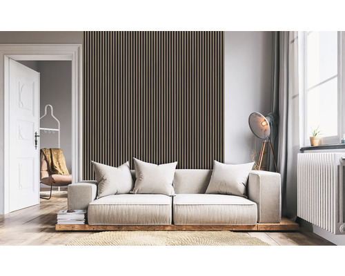 Obývacia izba s dreveným obkladom stien, pohovkou a stojacou lampou