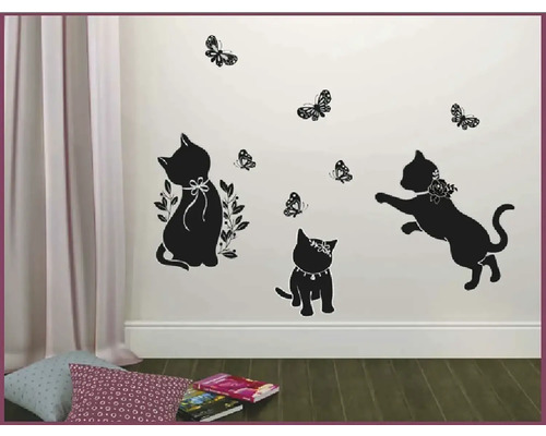 Dekorácia stien s motívmi mačiek a motýľov pre detskú izbu