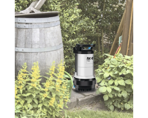 Záhradná scéna s dažďovým sudom a ponorným čerpadlom for_q