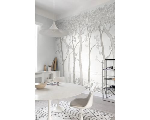Svetlá izba s tapetou s motívom lesa, jedálenským stolom a stoličkami pre priateľskú atmosféru.