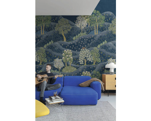 Obývacia izba s nástennou tapetou, ktorá zobrazuje kopcovitú krajinu so stromami a kvetmi