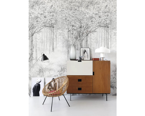 Scéna s tapetou so stromom, ratanovým kreslom a drevenou komodou