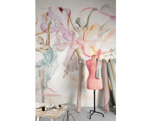 Miestnosť s nástennou maľbou s motívom baletu, krajčírska figurína, role látky, stôl a šijacie potreby.