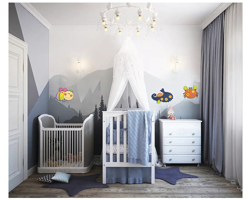 Svetlá detská izba s detskými postieľkami, komodou a dekoratívnymi nálepkami na stenu.