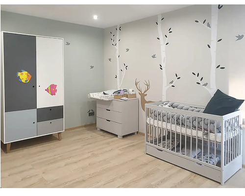 Svetlá detská izba so skriňou, prebaľovacím pultom a detskou postieľkou