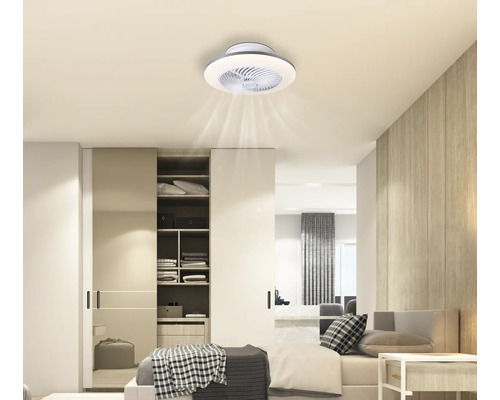 Spálňa so stropným ventilátorom a integrovaným osvetlením