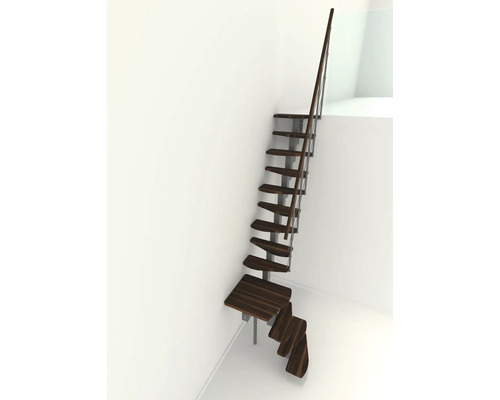 Drevené schodisko s kovovou konštrukciou a zábradlím na bielej stene