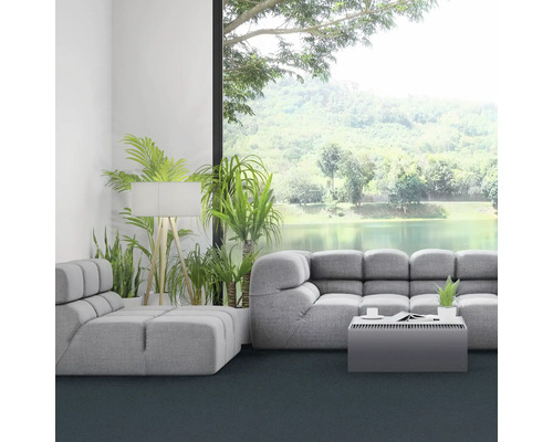 Svetlá obývacia izba so sivou sedačkou, izbovými rastlinami a veľkým oknom s výhľadom na jazero