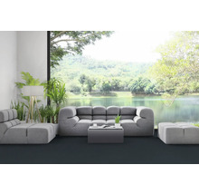 Obývacia izba so sivou pohovkou, kreslom a stoličkou pred veľkým oknom s výhľadom na jazero