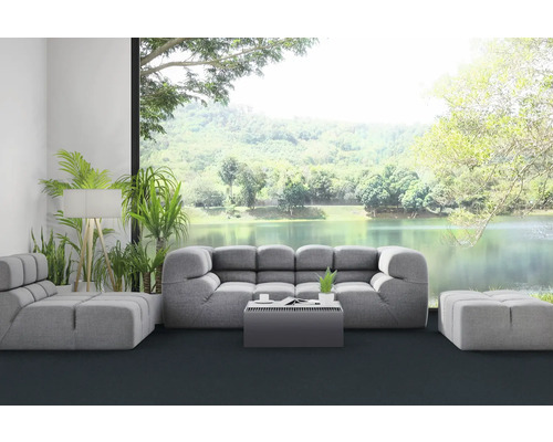 Obývacia izba so sivou pohovkou, kreslom a stoličkou pred veľkým oknom s výhľadom na jazero