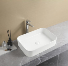 Obdĺžnikové keramické umývadlo na dosku s vodovodnou batériou na pracovnej doske