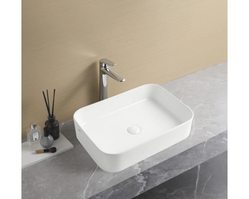 Obdĺžnikové keramické umývadlo na dosku s vodovodnou batériou na pracovnej doske