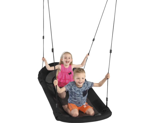 Deti sa hojdajú na hniezdovej hojdačke