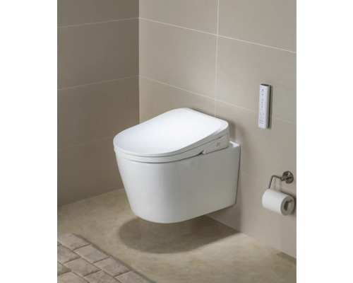 Závesné sprchové WC s diaľkovým ovládaním v kúpeľni.