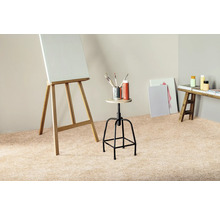 Ateliér s maliarskym stojanom, stoličkou, štetcami a farbami