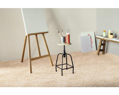 Ateliér s maliarskym stojanom, stoličkou, štetcami a farbami