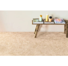 Béžový koberec s drevenou lavicou, knihami a fľašami