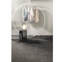 Interiérová scéna so stojanom na oblečenie, stojacou lampou a dekoráciou