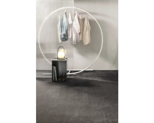 Interiérová scéna so stojanom na oblečenie, stojacou lampou a dekoráciou