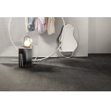 Interiér s oblečením, lampou, zrkadlom a úložným priestorom