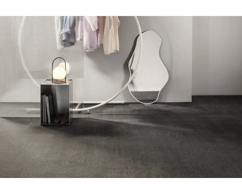 Interiér s oblečením, lampou, zrkadlom a úložným priestorom