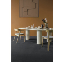 Jedáleň s jedálenským stolom, stoličkami a dekoratívnymi predmetmi vo svetlom a modernom dizajne