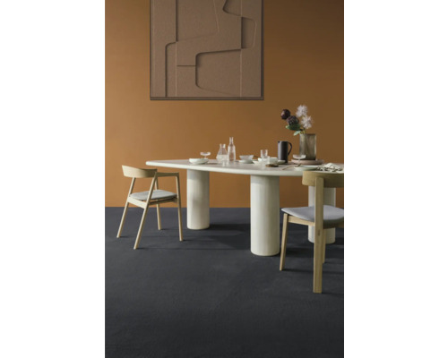 Jedáleň s jedálenským stolom, stoličkami a dekoratívnymi predmetmi vo svetlom a modernom dizajne