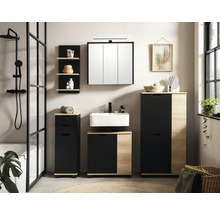 Svetlá kúpeľňa s umývadlom, zrkadlovou skrinkou, spodnými skrinkami a policami v drevenom dekore a čiernej farbe