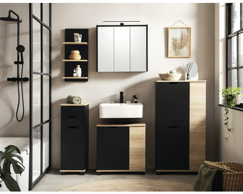 Svetlá kúpeľňa s umývadlom, zrkadlovou skrinkou, spodnými skrinkami a policami v drevenom dekore a čiernej farbe