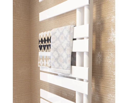 Biely kúpeľňový radiátor s uterákmi