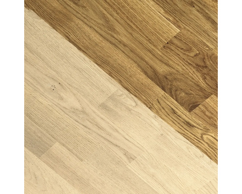 Drevená podlaha s dvoma rôznymi povrchovými úpravami