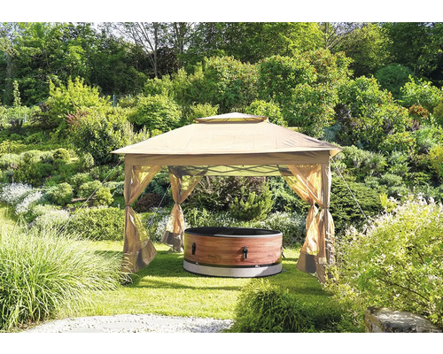 Záhradný pohľad s altánkom a okrúhlym kúpacím sudom