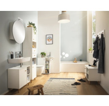 Svetlá kúpeľňa s umývadlom, zrkadlovou skrinkou, komodou, regálom, toaletou a vaňou.