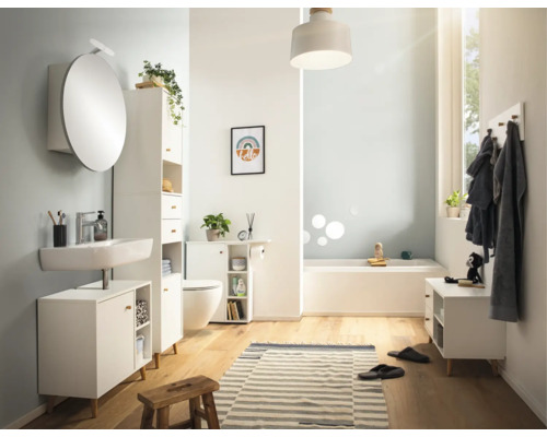 Svetlá kúpeľňa s umývadlom, zrkadlovou skrinkou, komodou, regálom, toaletou a vaňou.