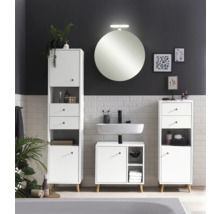 Kúpeľňa s vysokou skriňou, spodnou skrinkou, umývadlom a okrúhlym zrkadlom